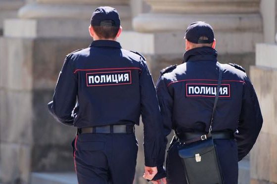 У нас свой Миннеаполис: в России полицейский задержал женщину, встав коленом на ее шею