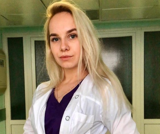«Главное для меня – стать хорошим врачом и помогать людям»: рассказываем о медсестре Надежде Жуковой, чье фото в прозрачном защитном костюме облетело весь мир
