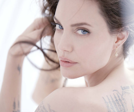 «Они столкнутся с серьезным посттравматическим стрессовым расстройством»: Анджелина Джоли написала колонку о влиянии Covid-19 на детей