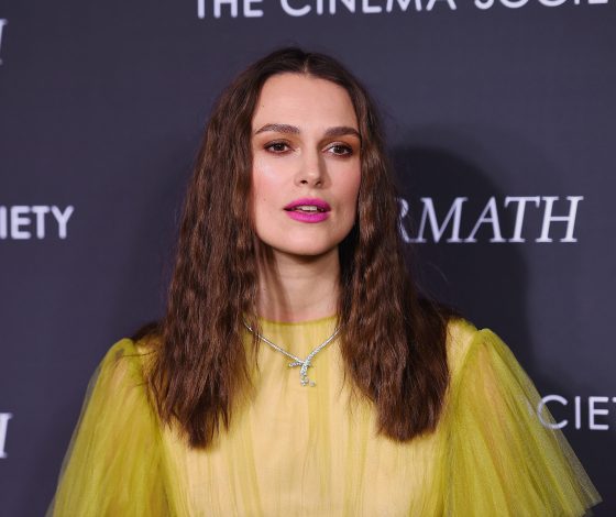 Редкий семейный выход: Киру Найтли засняли с мужем и детьми на прогулке