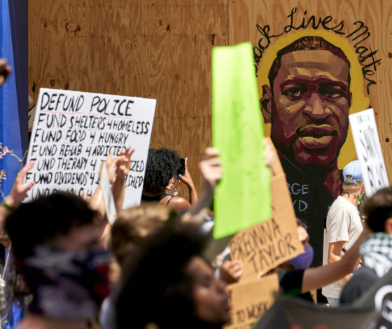 Массовые беспорядки после смерти Джорджа Флойда: в Великобритании сбросили в реку памятник работорговцу Эдварду Колстону