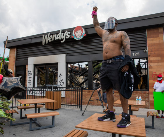 Второй Миннеаполис: в Атланте полицейские при задержании застрелили афроамериканца