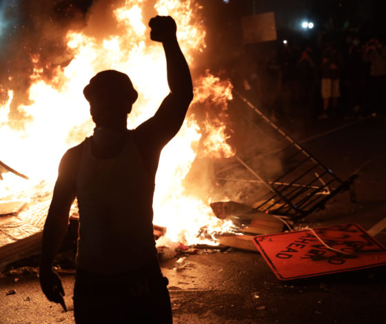 Акции протеста переросли в погромы: что происходит в США после ужасной гибели Джорджа Флойда от рук полицейского