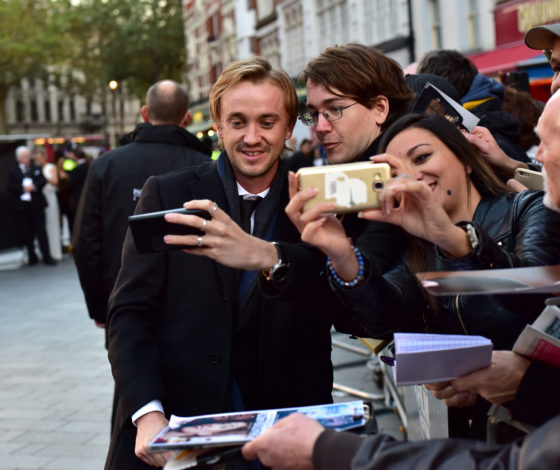 «Привет» от Кейтлин Дженнер или Тома Фелтона: рассказываем, где заказать видеопоздравление от звезд и сколько это стоит