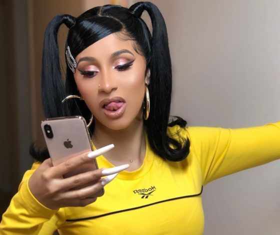 Принт Louis Vuitton на волосах и другие странные прически Карди Би