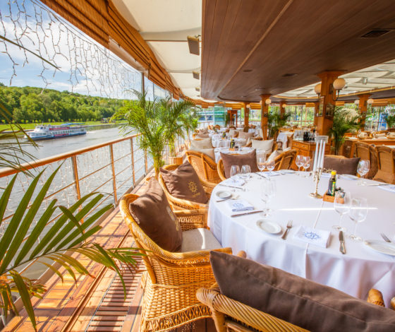 Рестораны-яхты «Чайка» и «Ласточка»: в меню окрошка и другие летние хиты