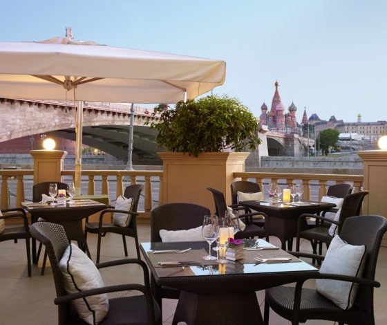 Отель «Балчуг Кемпински Москва»: открытие летней веранды и вид на праздничный парад
