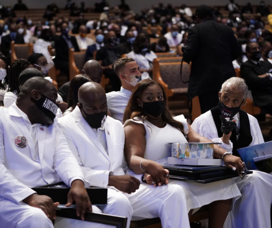 Золотой гроб, Ченнинг Татум среди гостей и футболки по 20 долларов: собрали все факты о похоронах Джорджа Флойда