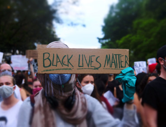 Мадонна, Софи Тернер, Джо Джонас, Сара Сампайо, Майкл Джордан и другие: рассказываем, кто еще из звезд поддержал акцию протеста Black Lives Matter