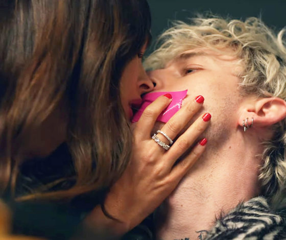 Меган Фокс спровоцировала слухи о помолвке с Колсоном Бэйкером