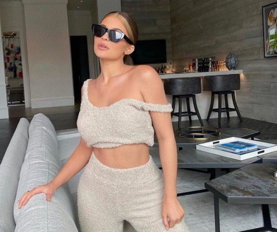 Учимся позировать у звёзд: собрали топ летних фото сестёр Кардашьян-Дженнер