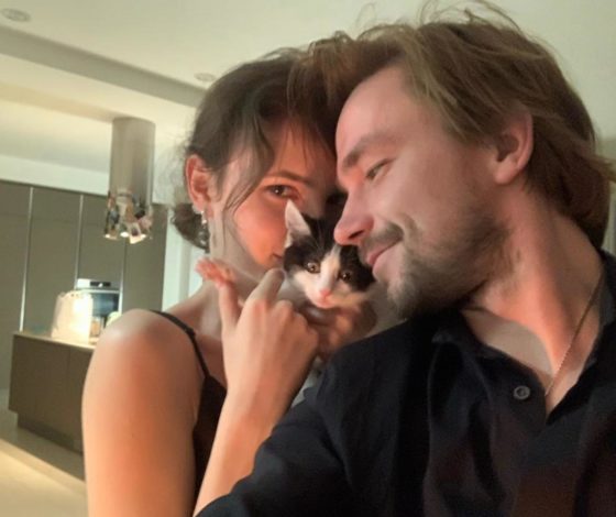 День объятий с кошками: собрали топ звезд и их любимцев