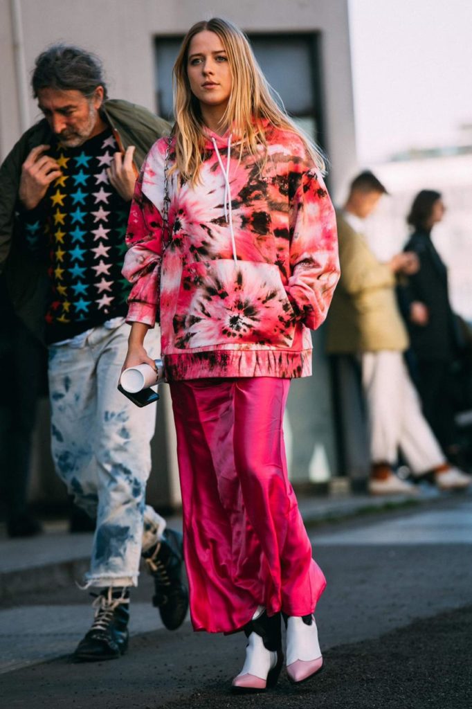 Или сочетай такую с яркой юбкой миди