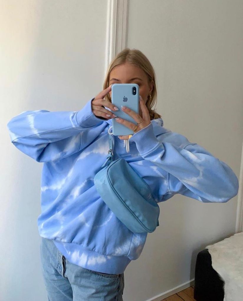 Еще один вариант с худи: носи ее с бойфрендами