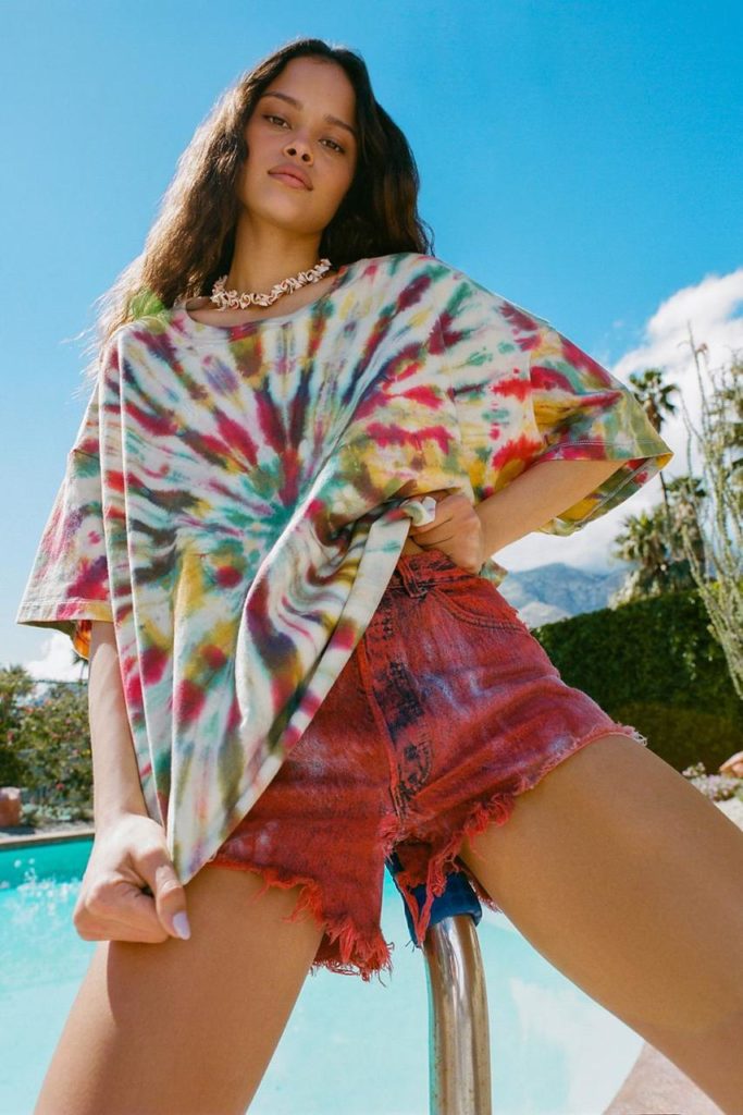 Шорты тай-дай - очень модное решение. Носи их с оверсайз футболкой в таком стиле