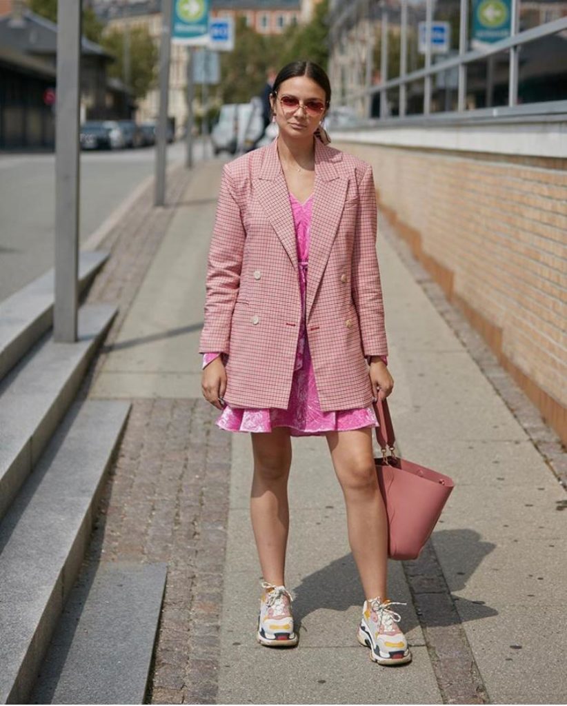 Легкое платье отлично смотрится с оверсайз пиджаком