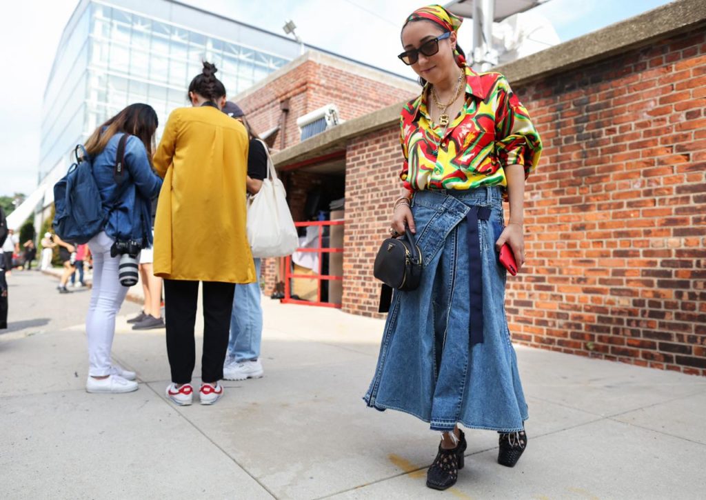 Еще один вариант: заправляй яркую рубашку в джинсовую юбку миди