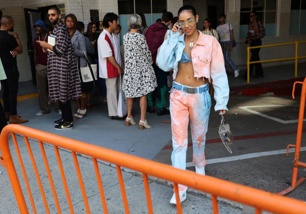 Не забывай про тай-дай. Носи такой костюм с кроп-топом