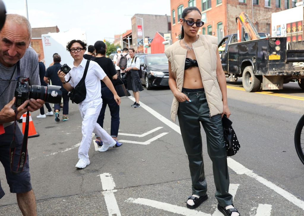 Идея для самых смелых: кроп-топ+дутый жилет+кожаные брюки = стильный образ