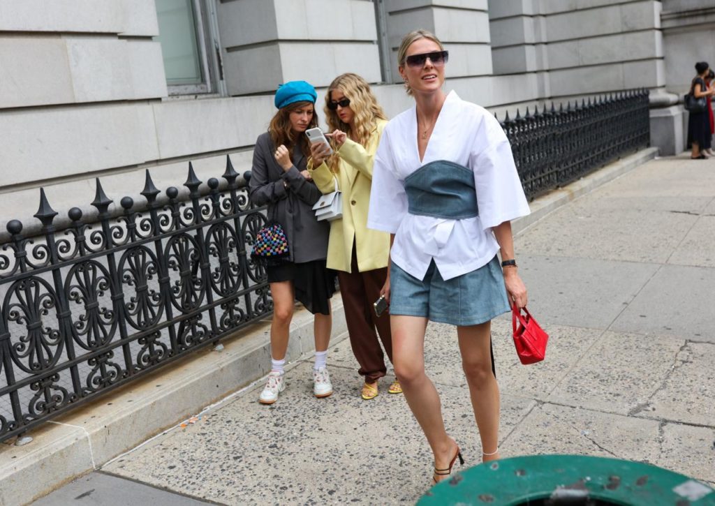 Носи джинсовый топ с оверсайз рубашкой и шортами из денима