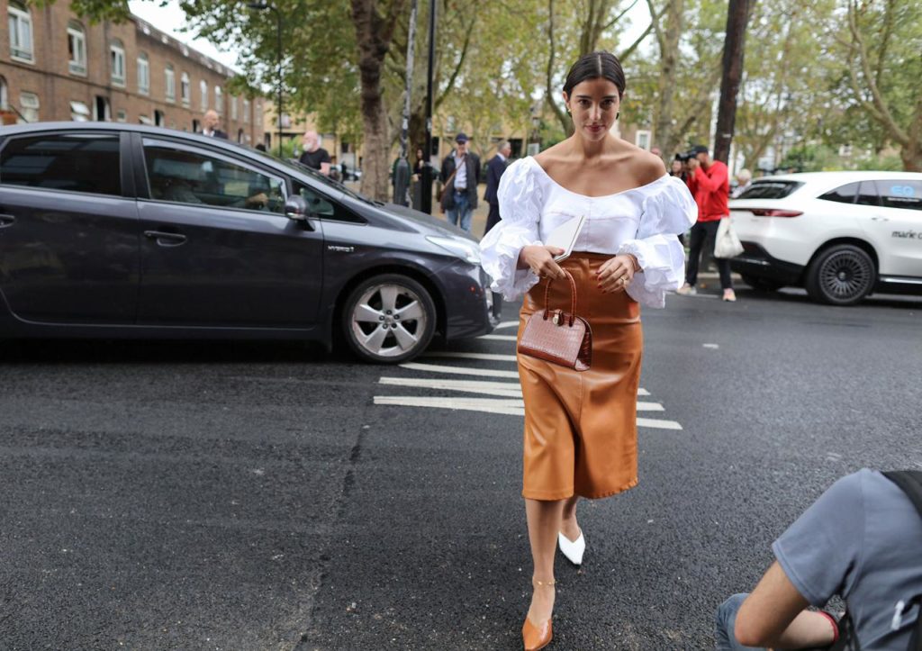 Сочетай кожаную юбку миди с блузой с рукавами-фонариками