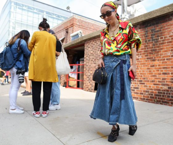 Деним и цветная кожа: какие юбки носить этим летом
