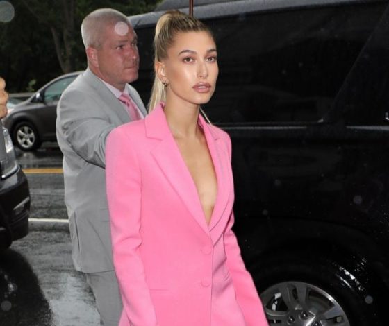 Розовый - тренд сезона: как этот цвет носят звёзды