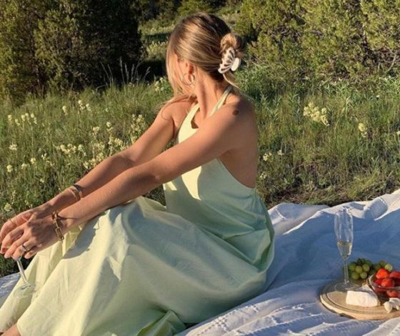 Кружево и цветная кожа: какие платья носить этим летом