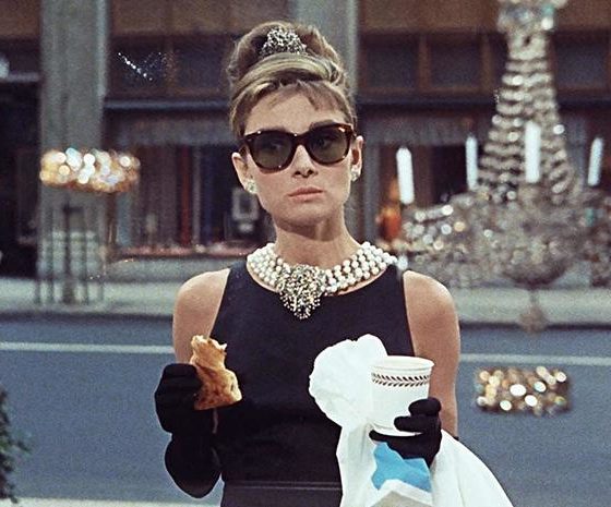 Культовое платье Одри Хепберн и пальто Жаклин Кеннеди: топ лучших нарядов Юбера де Живанши