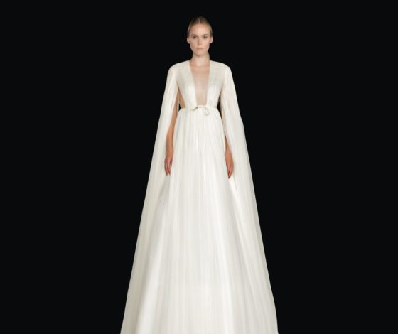 Valentino выпустили кутюрную коллекцию очень длинных платьев: изучаем