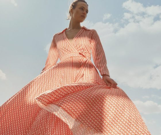 От купальников до сандалей: Valentino выпустили капсульную коллекцию