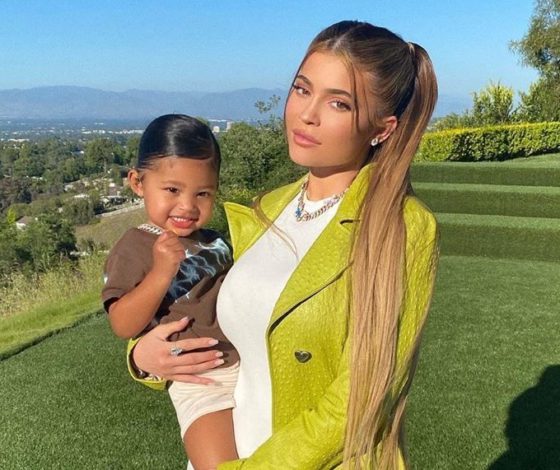 Цифра дня: Кайли Дженнер подарила дочке сумку за 1200 долларов