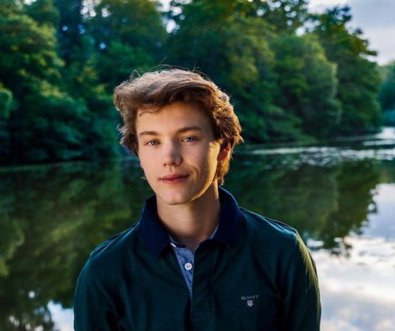 Вырос красавчиком: принц Феликс Датский отмечает 18-летие