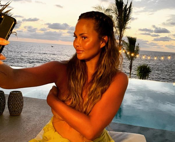 Удалила 60 тысяч твитов: пользователи затравили Крисси Тейген за связь с Джеффри Эпштейном