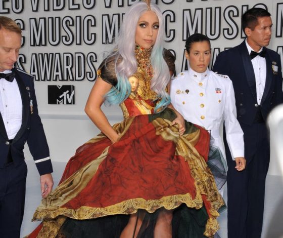 Туфли Леди Гаги и ботфорты Рианны: самая странная и неудобная обувь звёзд