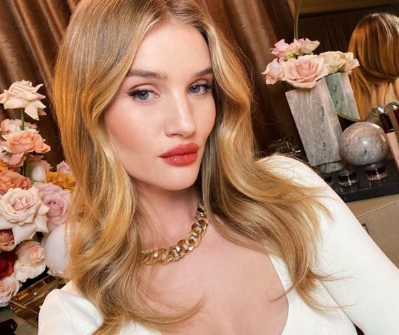 Учимся носить тренды у Роузи Хантингтон-Уайтли: новый выход модели в футболке «тай-дай»