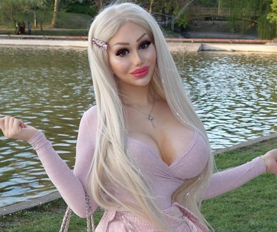 «Сводящая с ума красота»: живой Барби пришлось уволиться с работы из-за внимания мужчин