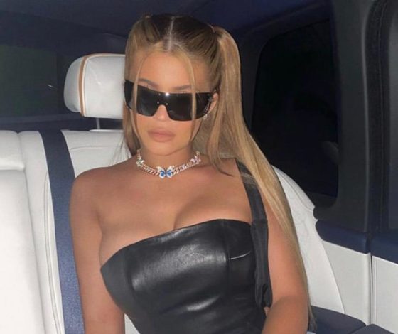 Кайли Дженнер носит чёрный кроп-топ: рассказываем, где купить недорогие варианты