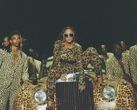 Сразу 7 стильных образов: Бейонсе выпустила новый клип