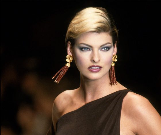 Линда Евангелиста заявила о завершении судебного дела с косметической компанией, испортившей ее внешность