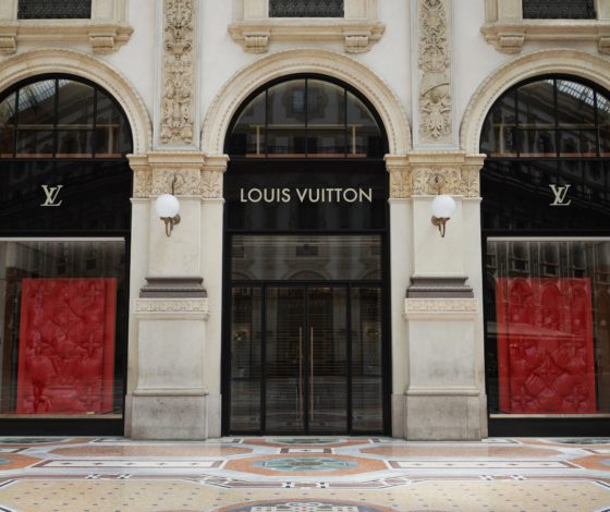 Louis Vuitton выпустят украшения для Air Pods: рассказываем, сколько они будут стоить