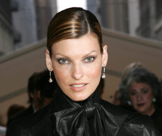 Линда Евангелиста вернулась в модельную индустрию после неудачных пластических операций