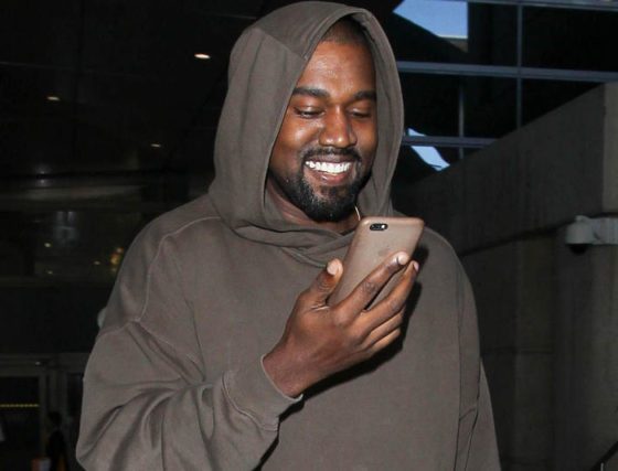 «Похожи на дуршлаг»: показываем, как выглядят новые шлёпанцы Yeezy