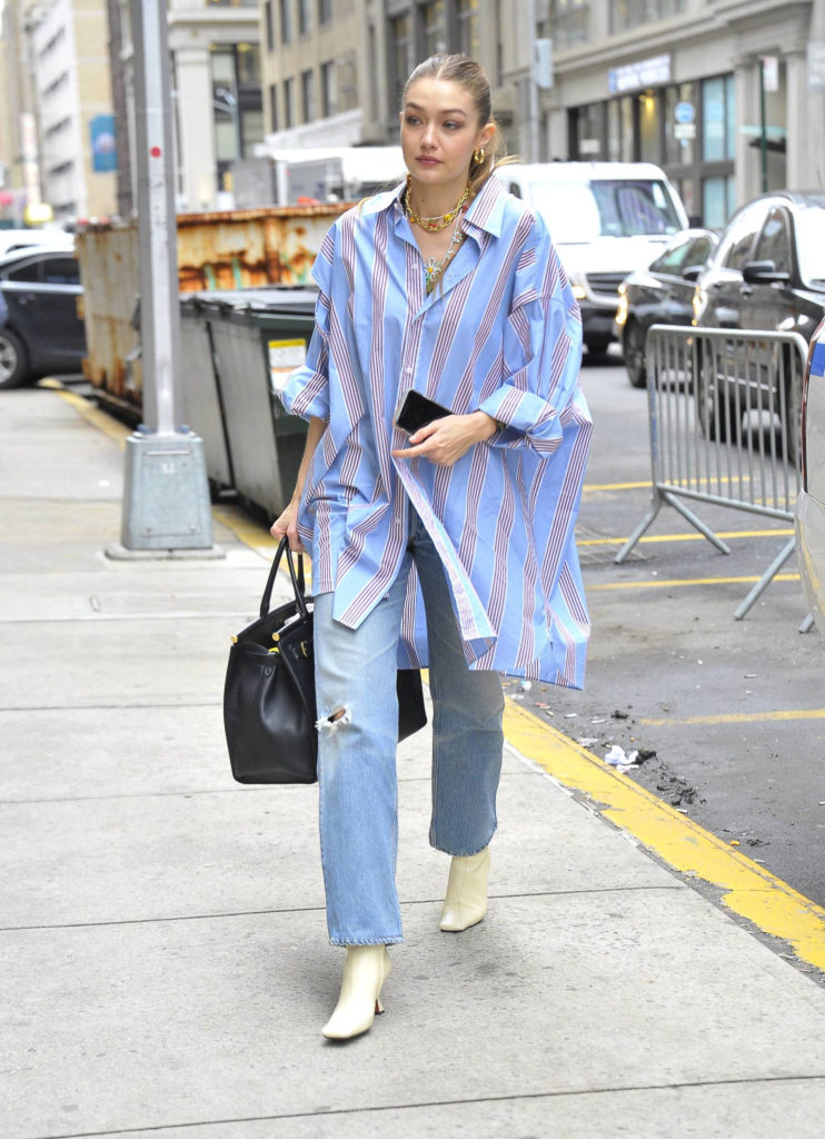 Джиджи носит мужскую рубашку с джинсами прямого кроя