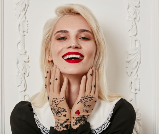 Аксессуар этого лета: тату-перчатки с авторской вышивкой