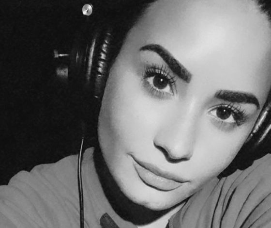 Джессика Альба и Деми Ловато: собрали новые фото звезд для флешмоба в поддержку женщин