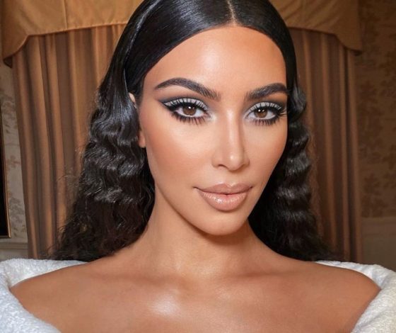 Фото дня: Ким Кардашьян делает акробатический трюк