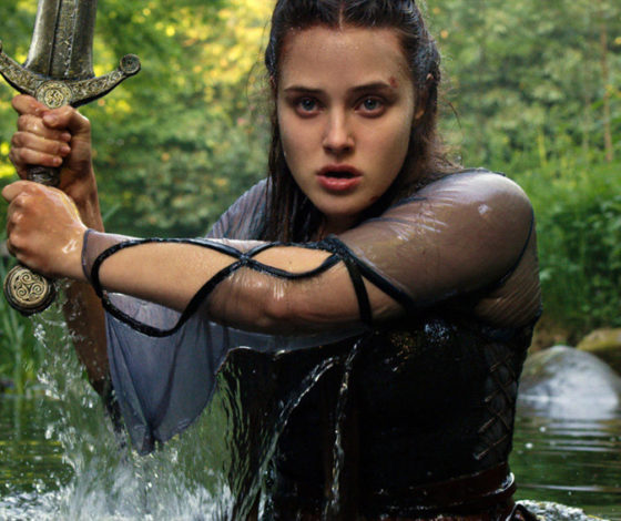 Сериал на вечер: «Проклятая» со звездой «13 причин почему»