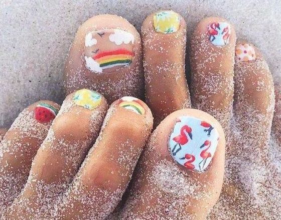 Бьюти-тренд: яркий педикюр для этого лета