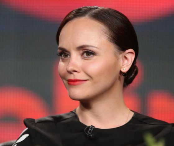 Беременная звезда «Семейки Аддамс» вышла замуж